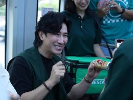 โหนรถเมล์ฟรีสุดจึ้ง! หนุ่ม-นนท์ แจกความฟินกับ "เนสกาแฟกระป๋องรถเมล์" เสิร์ฟความอร่อยตรงสเปกแบบสุดเอ็กซ์คลูซีฟ