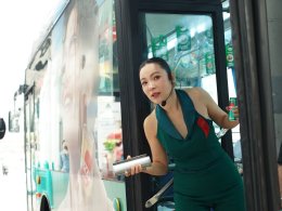 โหนรถเมล์ฟรีสุดจึ้ง! หนุ่ม-นนท์ แจกความฟินกับ "เนสกาแฟกระป๋องรถเมล์" เสิร์ฟความอร่อยตรงสเปกแบบสุดเอ็กซ์คลูซีฟ
