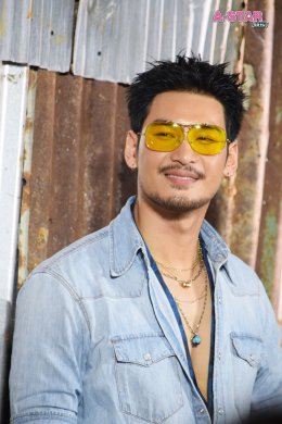 Netflix ชวนแฟนๆ ปลุกตำนานสะท้านเมือง เปิดตัว "ตี๋ใหญ่ ฤกษ์ดาวโจร" ดึง "อาโป" สวมแจ็กเก็ต ใส่แว่นเหลือง สร้างปรากฏการณ์สุดไอคอนิก ก่อนเตรียมสตรีม 13 พฤศจิกายนนี้ ที่ Netflix เท่านั้น!