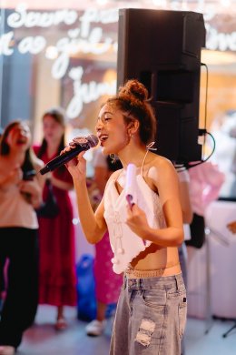 ทำถึงจนศิลปินรีโพสต์! Olivia Rodrigo drop dead karaoke อีเวนต์คาราโอเกะฉลองคัมแบ็ก แฟนไทยแข่ง-ร้องเพลงคาราโอเกะกันสนุกสุดเหวี่ยงแทบไม่วางไมค์ พร้อมฉลองต่อยาวๆ กับ Photobooth เฟรมสุด Exclusive ที่ SUCH A SMALL WORLD วันนี้-31 ส.ค. นี้