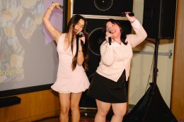 ทำถึงจนศิลปินรีโพสต์! Olivia Rodrigo drop dead karaoke อีเวนต์คาราโอเกะฉลองคัมแบ็ก แฟนไทยแข่ง-ร้องเพลงคาราโอเกะกันสนุกสุดเหวี่ยงแทบไม่วางไมค์ พร้อมฉลองต่อยาวๆ กับ Photobooth เฟรมสุด Exclusive ที่ SUCH A SMALL WORLD วันนี้-31 ส.ค. นี้