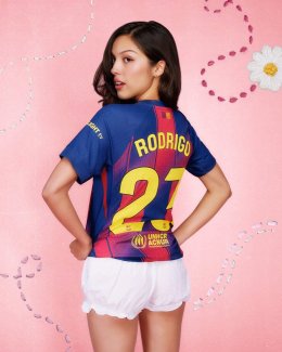 ซูเปอร์สตาร์สาว Olivia Rodrigo โผล่เชียร์บอลทีม FC Barcelona ถ่ายรูปกับนักฟุตบอลชื่อดัง Lamine Yamal พร้อมเผยคอลเล็กชั่น Olivia Rodrigo x FC Barcelona x Spotify สุดเท่