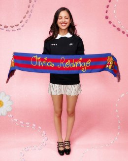 ซูเปอร์สตาร์สาว Olivia Rodrigo โผล่เชียร์บอลทีม FC Barcelona ถ่ายรูปกับนักฟุตบอลชื่อดัง Lamine Yamal พร้อมเผยคอลเล็กชั่น Olivia Rodrigo x FC Barcelona x Spotify สุดเท่