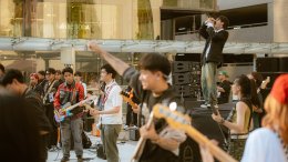 ครั้งแรกในไทย “PAPER PLANES FLASH MOB” รวมตัวคนเล่นดนตรี ทุกเพศ ทุกวัย จากทั่วประเทศกว่า 85 ชีวิต โชว์ “ทรงอย่างแบด” พร้อมกัน กระหึ่มใจกลางกรุงฯ 