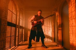 ครั้งแรกของวงการเพลง! กับ Cinematic Guitar ดนตรีแนวใหม่จาก “KRATING (กระทิง)” มือกีต้าร์และนักแต่งเพลง จากวิทยาลัยดนตรีดังระดับโลก Berklee สู่การเป็นศิลปินเดี่ยวเต็มตัว ในซิงเกิลแรก “WARMONGER” ซาวด์อลังการ สวยงาม ดุเดือด!