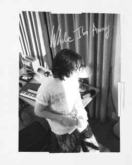PUN ถ่ายทอดความรู้สึกเหงาๆ ยามค่ำคืนที่ไร้คนเคยเคียงข้างกาย ผ่านเพลง "นอนนี่ (Zzz.) Ft. MUON" โบนัสแทร็กจากอีพี While Im away