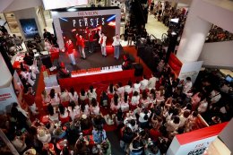 Revlon Thailand จัดงานเปิดตัว ผลิตภัณฑ์ใหม่ Revlon Super Lustrous Glass Shine Lip Balm 10 เฉดสีสุดจึ้ง!!! ดึงคนดัง "มายด์ ลภัสลัล-โฮม Homeless Makeup" และ วง "PERSES" ร่วมแจมความแวววาวสุดคึกคัก