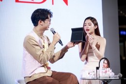 Revlon Thailand จัดงานเปิดตัว ผลิตภัณฑ์ใหม่ Revlon Super Lustrous Glass Shine Lip Balm 10 เฉดสีสุดจึ้ง!!! ดึงคนดัง "มายด์ ลภัสลัล-โฮม Homeless Makeup" และ วง "PERSES" ร่วมแจมความแวววาวสุดคึกคัก
