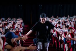 ความสุขเต็มโรงหนังจาก "You Better Love V The Movie" ภาพยนตร์คอนเสิร์ตแรกของ 'วี-วิโอเลต วอเทียร์' ที่ เอส เอฟ เวิลด์ ซีเนม่า