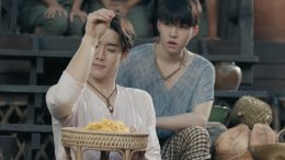 อยุธยาแตก 'เล้ง' ทำ "ทุเรียนทอด" มัดใจ 'เชฟป้อม' ได้ใจ 'ออกัส' เต็มๆ ตกดึกหามกันเข้าห้องปล่อยเคมีปีศาจสวีทเยิ้ม! ในซีรีส์ "บุพเพสันนิวาส" คืน 28 ก.ค.นี้