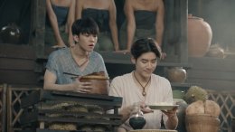 อยุธยาแตก 'เล้ง' ทำ "ทุเรียนทอด" มัดใจ 'เชฟป้อม' ได้ใจ 'ออกัส' เต็มๆ ตกดึกหามกันเข้าห้องปล่อยเคมีปีศาจสวีทเยิ้ม! ในซีรีส์ "บุพเพสันนิวาส" คืน 28 ก.ค.นี้