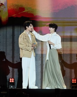 นักแสดงนำจาก Double Helix ปลายทางแห่งรัก ซุนเจิ้ง หลี่ว์ซือถง เหอเจียซู ฟ่าเซวียนเก๋อ มอบความสุขให้แฟนคลับทั้งไทย และ อินเตอร์แฟน กับ คอนเสิร์ตครั้งแรกของพวกเขา ในงาน Intertwined by Fate "Double Helix" Concert in Bangkok
