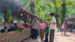 หอมแผ่นดิน กลิ่นไอเกษตร 'เต้ย -ไผ่' เช็คอิน พังงาชมวิวพาโนรามาเสม็ดนางชี สัมผัสนวัตกรรม "หมอนหลอดพลาสติกเพื่อสุขภาพ"
