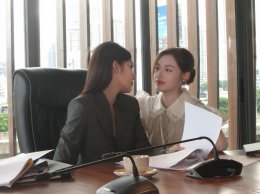 เปิดตัว Girl Love เคมีใหม่!! 'หมูแฮม-บลูยีนส์' จับคู่เขย่าหัวใจแฟนซีรีส์ ในบทบาท "CEO กับ เมดสาว" ลง GL แนวตั้งเตรียมฟินทะลุจอ