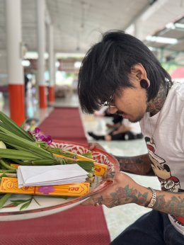 'เล็ก รัชเมศฐ์' พร้อม 'ป๊อป' ร่วมทำบุญส่งภรรยา ผู้เป็นแรงบันดาลใจเพลง "กลางมหาสมุทร"