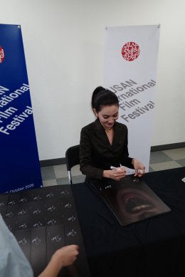 'โต้ง บรรจง' นำทีม 'ใหม่-ใบปอt' บุกงานเทศกาลภาพยนตร์นานาชาติปูซาน ครั้งที่ 31 เปิดฉาย "คุณยายวรนาฏ" (INHERIT) โชว์เคมียายหลาน กวาดคำชมเพียบ!