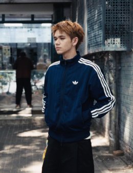Caelan ศิลปิน Gen Z ปล่อยเพลงใหม่ "Sorry Not Sorry" เซอร์ไพรส์! ดึง Liang Long รุ่นใหญ่แห่งวงการร็อกจีนร่วมแจม MV