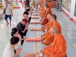 'เล็ก รัชเมศฐ์' พร้อม 'ป๊อป' ร่วมทำบุญส่งภรรยา ผู้เป็นแรงบันดาลใจเพลง "กลางมหาสมุทร"