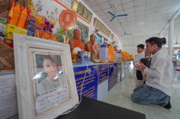 'เล็ก รัชเมศฐ์' พร้อม 'ป๊อป' ร่วมทำบุญส่งภรรยา ผู้เป็นแรงบันดาลใจเพลง "กลางมหาสมุทร"
