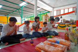 'เล็ก รัชเมศฐ์' พร้อม 'ป๊อป' ร่วมทำบุญส่งภรรยา ผู้เป็นแรงบันดาลใจเพลง "กลางมหาสมุทร"