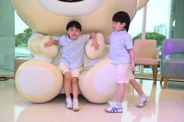 'บีม-กวี' ควง 'ออย-อฏิพรณ์' ชวนป้องกันไวรัสไข้หวัดใหญ่ให้ลูกน้อย เตรียมบอกลาอาการงอแง-เจ็บทรมานจากการฉีดยา ด้วยวัคซีนแบบพ่นจมูก