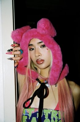 KATSEYE ชวนวัยรุ่นใช้ชีวิตให้เต็มที่ในเพลงใหม่สุดแดนซ์ "PINKY UP" เตรียมเดบิวต์เวที Coachella เสาร์ 11 เม.ย. นี้ (ตามเวลาประเทศไทย)