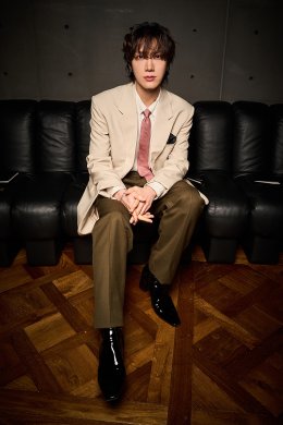 TEN (เตนล์) 'แอมบาสเดอร์ของ Saint Laurent (แซงต์ โลรองต์)' เฉิดฉายอย่างโดดเด่นในงานปารีสแฟชั่นวีก ถ่ายทอดลุคสูทสุดคลาสสิกที่ดูหรูหราทันสมัยอย่างสมบูรณ์แบบ!