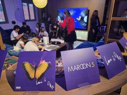 สนุกจนลืมเวลา! รวมตัวแฟนๆ Maroon 5 ชาวไทย ร่วมฟังเพลงเพราะจากอัลบั้มใหม่ Love Is Like ชมการแสดงสดสุดเท่จาก อะตอม ชนกันต์ กลับบ้านพร้อมรอยยิ้มกันถ้วนหน้า