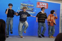  Travis Japan สร้างปรากฏการณ์พารากอนแตก! หลังไลฟ์รายการ TMC LIVE แฟนคลับไทย-ญี่ปุ่นแห่ให้กำลังใจล้นหลาม ยอดวิวคลิปย้อนหลังเกือบแสน