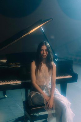 "wanna be yours (อยากให้เธอรัก)" เพลงสุดเปราะบางจาก Violette Wautier ที่สะท้อนความรู้สึกอยากถูกรักจากใครสักคน ได้ THE TOYS นั่งแท่นโปรดิวเซอร์ 