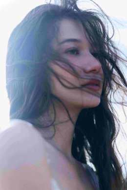 Violette Wautier ถ่ายทอดช่วงเวลาของการตั้งคำถามกับชีวิตว่า "ควรไปต่อหรือพอแค่นี้" ผ่านซิงเกิลใหม่ "give up, give in" เพลงที่โอบกอดอารมณ์เปราะบางของทุกคนอย่างเข้าใจ