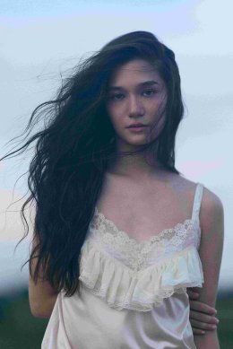 Violette Wautier ถ่ายทอดช่วงเวลาของการตั้งคำถามกับชีวิตว่า "ควรไปต่อหรือพอแค่นี้" ผ่านซิงเกิลใหม่ "give up, give in" เพลงที่โอบกอดอารมณ์เปราะบางของทุกคนอย่างเข้าใจ
