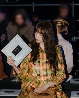 YOONA (ยุนอา) ปรากฏตัวดึงดูดความสนใจในงานแฟชั่นโชว์ของ Burberry (เบอร์เบอรี่) พร้อมเผยเสน่ห์ความน่ารักที่เปล่งประกายไปถึงลอนดอน