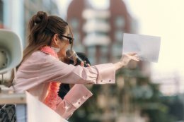 “วี-วิโอเลต วอเทียร์” ทุ่มสุดตัว จัดเต็มรถแห่รอบใจกลางกรุง อุ่นเครื่องแฟนเพลง ก่อนเปิดขายบัตรวันแรก! The Concert presents วิโอเลต วอเทียร์ “YOU BETTER LOVE ME CONCERT” ซื้อบัตร 6 พ.ค. นี้ !!!