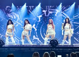 aespa (เอสป้า) คว้ารางวัล 'Group of the Year' จากงานระดับโลก 'Billboards Women in Music 2025' "นี่เป็นเพียงแค่จุดเริ่มต้นเท่านั้น พวกเราจะกลับมาพร้อมกับเวทีที่เยอะขึ้น การแสดงและบทเพลงที่ทรงพลังมากขึ้น"