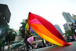 คิกออฟ Pride Month แห่งแรกในไทย! "centralwOrld Love with Pride 2025" รวมศิลปิน-ดารา-อินฟลูฯ กว่า 500 ชีวิต บน Rainbow Runway 100 เมตร หน้าเซ็นทรัลเวิลด์ ฉลอง Pride Month ตลอดเดือนมิถุนายน 