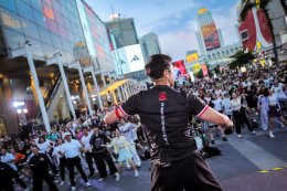 นัดประวัติศาสตร์! รวมพลสายแอ็กทีฟกลางกรุง ทรานสฟอร์มลานหน้าเซ็นทรัลเวิลด์สู่เวทีแอโรบิกแดนซ์ยักษ์ ในงาน "centralwOrld Shake Your Body!  รู้หน้า ไม่รู้สเต็ป"