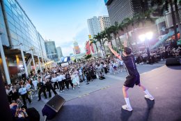 นัดประวัติศาสตร์! รวมพลสายแอ็กทีฟกลางกรุง ทรานสฟอร์มลานหน้าเซ็นทรัลเวิลด์สู่เวทีแอโรบิกแดนซ์ยักษ์ ในงาน "centralwOrld Shake Your Body!  รู้หน้า ไม่รู้สเต็ป"