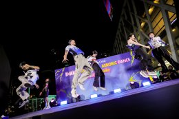 นัดประวัติศาสตร์! รวมพลสายแอ็กทีฟกลางกรุง ทรานสฟอร์มลานหน้าเซ็นทรัลเวิลด์สู่เวทีแอโรบิกแดนซ์ยักษ์ ในงาน "centralwOrld Shake Your Body!  รู้หน้า ไม่รู้สเต็ป"