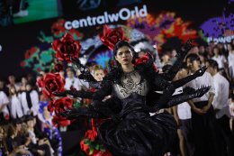 PERSES นำโชว์เพอร์ฟอร์แมนซ์เติมสีสันบนรันเวย์ centralwOrld Thailand Graduate Fashion Week 2025 ดัน Young Designer โชว์ผลงานสุดล้ำ 