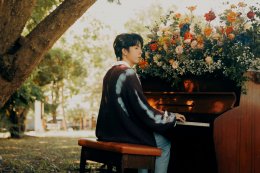 “เพลงที่โอบกอดฉัน” การทำงานร่วมกันของ “ดีอาร์จี.และเอิ๊ต ภัทรวี” ในบทเพลงที่แสนอบอุ่น ละมุนด้วยความรู้สึกดีๆ ที่พร้อมจะโอบกอดคนฟัง ในทุกๆ ครั้งที่ได้ยิน