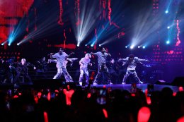 iKON ชวน iKONIC เปิดประสบการณ์ TAKE OFF แบบใหม่ ใส่เต็มแม็กซ์ มันส์ฮอลล์สะเทือน! ใน 2023 iKON WORLD TOUR TAKE OFF IN BANGKOK