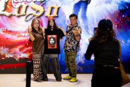 ยิ่งใหญ่สมศักดิ์ศรีร็อคสตาร์! 'เสก โลโซ' บุกเดอะมอลล์โคราช ขน 23 เพลงฮิต "SEK LOSO Rebirth KORAT" พร้อมซีนกราบแม่บนเวทีต้อนรับวันแม่แห่งชาติ