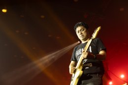 ยิ่งใหญ่สมศักดิ์ศรีร็อคสตาร์! 'เสก โลโซ' บุกเดอะมอลล์โคราช ขน 23 เพลงฮิต "SEK LOSO Rebirth KORAT" พร้อมซีนกราบแม่บนเวทีต้อนรับวันแม่แห่งชาติ