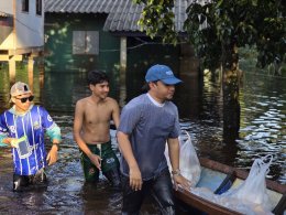 "เมธี ลาบานูน" ลุยน้ำ! ปันสิ่งของช่วยผู้ประสบภัยน้ำท่วม 3 จังหวัดชายแดนใต้ 