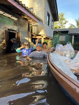 "เมธี ลาบานูน" ลุยน้ำ! ปันสิ่งของช่วยผู้ประสบภัยน้ำท่วม 3 จังหวัดชายแดนใต้ 