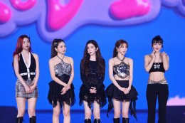 'Red Velvet' และ 'ReVeluv' ร่วมสัมผัสสีสันแห่งรักและการเป็นความสุขให้แก่กันตลอด 10 ปี เฉลิมฉลองความสำเร็จของ SOLD-OUT แฟนคอนพร้อมผู้ร่วมงานกว่า 17,000 คน 2024 'Red Velvet FANCON TOUR <HAPPINESS : My Dear, ReVe1uv> in BANGKOK