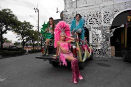 JRBUBBLEGUM ดึง อ๊อฟ สุรพล และ บิว จิตรฉรีญา ปล่อยซิงเกิล "กลับบ้าน" ถ่ายทอดมุมมองของเทศกาลสงกรานต์อีกด้านที่เงียบลง ผ่านเสียงหมอลำซิ่งที่ปลอบโยนหัวใจ