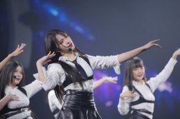 เสียงเชียร์ดังกระหึ่ม! "BNK48 & CGM48" โชว์คอนเสิร์ต แบทเทิลสุดมันส์! "แพนเค้ก BNK48" คว้าแชมป์เลือกตั้ง ทุบสถิติคะแนนโหวตมากที่สุดของ 48TH  