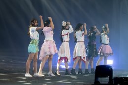 'BNK48' รุ่นที่ 3 เสิร์ฟละครเวทีแบบทำถึง! วิ่งหนีซอมบี้ขนลุกทุกฉาก ส่งท้าย 'ป๊อปเป้อ' จบการศึกษา 'เฌอปราง' โผล่เซอร์ไพรส์ธีมงานแต่ง ทำชีวิตแฟนคลับคอมพลีท!